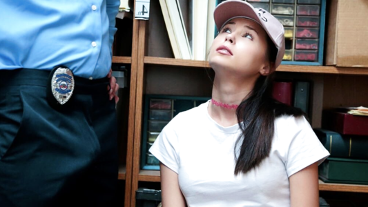 Охранник выебал воровку без гандона за мелкую кражу в магазине