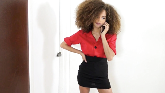 Темнокожая девушка занимается сексом в порнухе ради хорошей скидки на ремонт