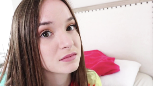 Молодая чика в своем домашнем порно с сюжетом решила затмить лучших адалт-актрис
