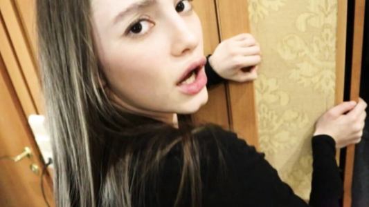 Отчим трахает падчерецу в мокренькую киску и кончает в рот в одних трусиках