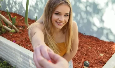 Ер адам қыздың есегіне қарады.