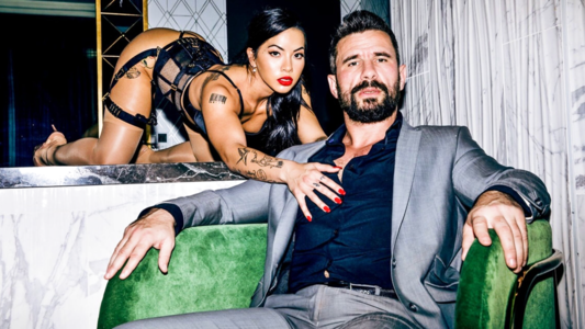 Брюнетка вместе с Адрианой Чечик балдеют от большого члена, Мика Блу