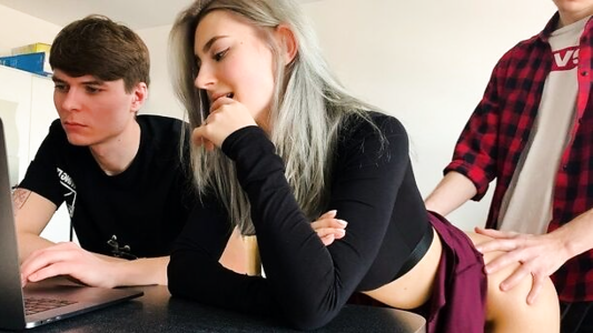 Пацан сидит за компом и даже не видит как девушка дала другу