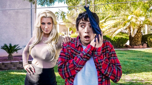 Зрелая и похотливая мамка друга регулярно трахает молодого Рикки