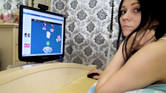 Зрелая мамка взяла в рот и дала в попу, вместо игры в карты