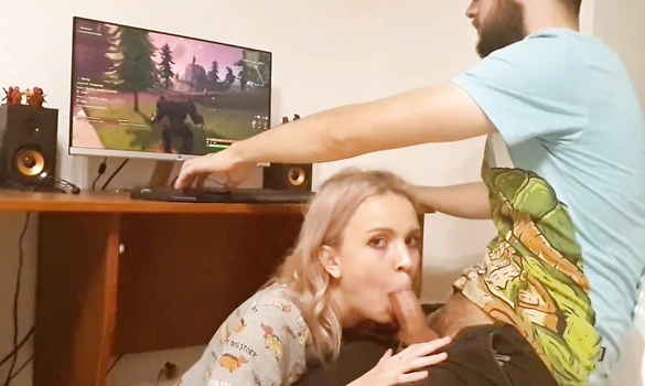 Подруга сосет парню пока он играет - нашел минутку, и кончил ей в горло