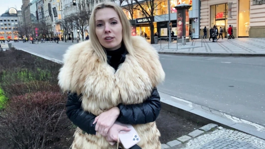 Русская мамка оказалась в Праге и дала первому встречному