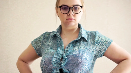 Молодая мамка палит парня за дрочкой, не ругает, а сразу сосет и трахается