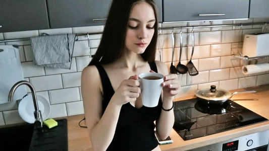 Подруга сделала себе чай, а парню предложила секс на кухне