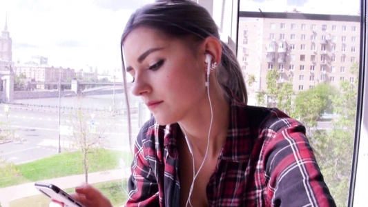 Русская девушка засукачала у окна и очень захотела секса