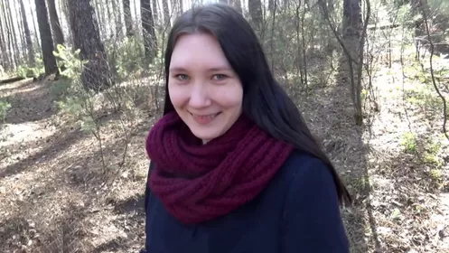 Ол кискасын жайып, оның бетіне отырды. Төменнен мысық суреті