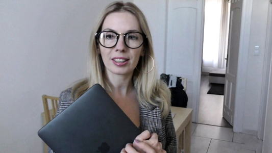 Милфа-риэлторша знает как развести клиента на оренду жилья