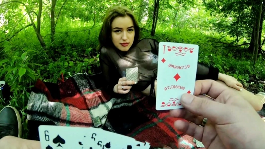 Русская девушка проиграла в карты на желания, и парень захотел секс