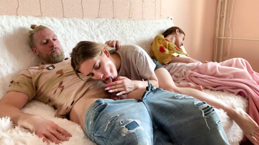 Отчим не смог отказаться от минета, при том что жена спит рядом