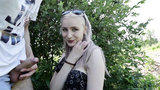 Русская блондинка сделала минет со спермой в рот сразу после фестиваля