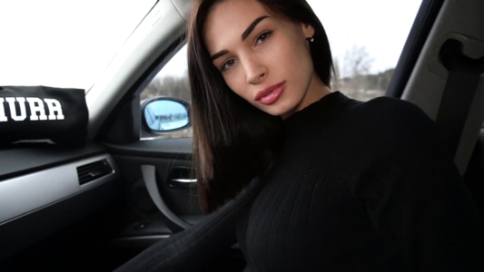 Катает на БМВ русскую красотку и получает сочный минет с окончанием в ротик