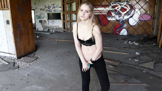 Только привел её на заброшку, как она сама полезла в трусики