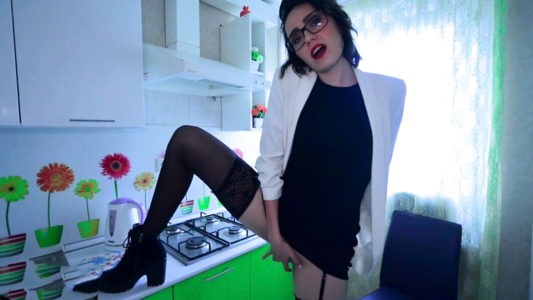 Русская риэлторша показала квартиру без трусиков, только чтобы продать её по скорее