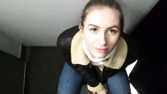 Простая русская девушка сделала парню рискованный минет в примерочной