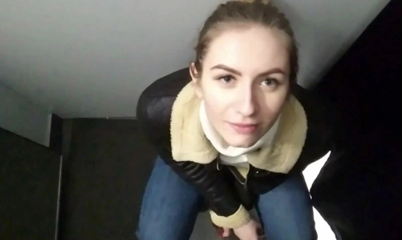 Простая русская девушка сделала парню рискованный минет в примерочной