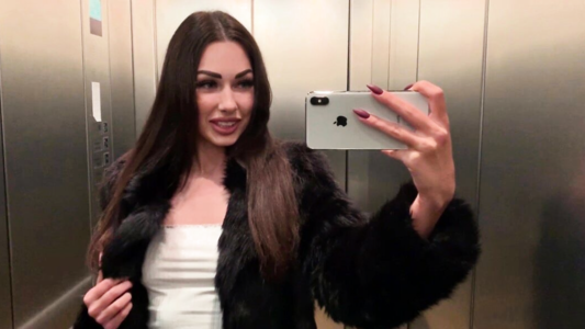 Красивая шлюшка может легко насосать не только на Айфон