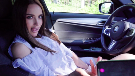 Симпатичная девушка катает парня на бехе и везет в лес, ради секса на природе