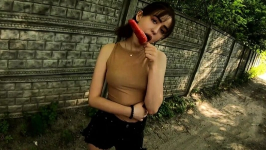 Так сексуально лизала мороженное, что соблазнила незнакомца на секс