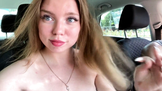 Русский парень делает с пышечки дурочку и разводит её на секс