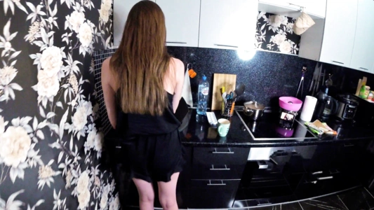 Не сдержался и отжарил подругу, когда она готовила на кухне