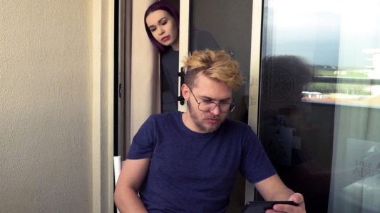 Пришла к сводному брату отсосать на балконе, хоть бы никто не узнал