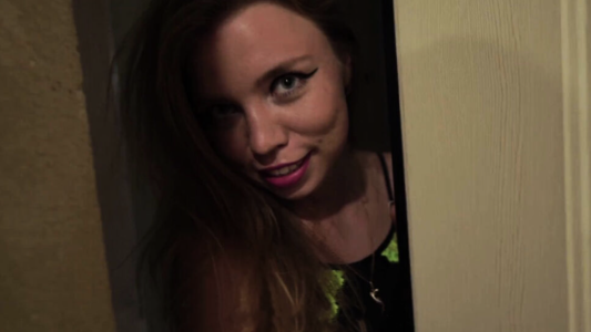 Зашла к соседу одолжить отвертку и соблазнила его на измену