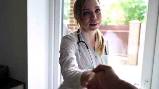 Пышная медсестричка сделала парню массаж члена и спасла от недуги