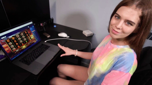 Подруге быстро надоело играть и она захотела расслабиться с членом