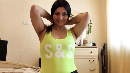 Русская милфа давно не мастурбировала и решила немного расслабится