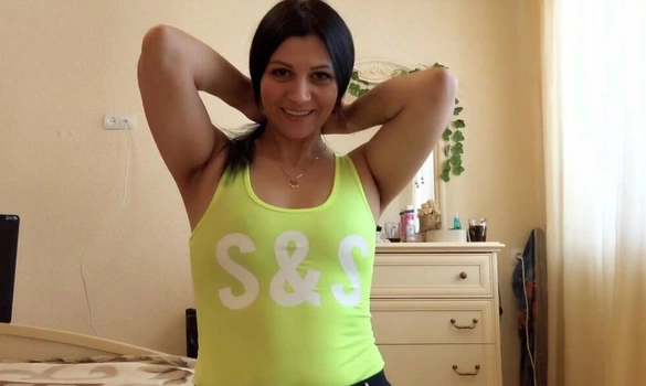 Русская милфа давно не мастурбировала и решила немного расслабится