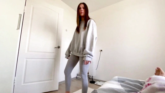 Сводный брат угорает над сестрой и кувыркается с ней, пока дома никого нет