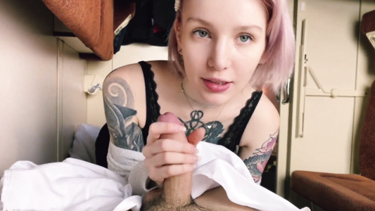 Вернулась с туалета в купе и дала соседу оттрахать себя, по дороге в Москву