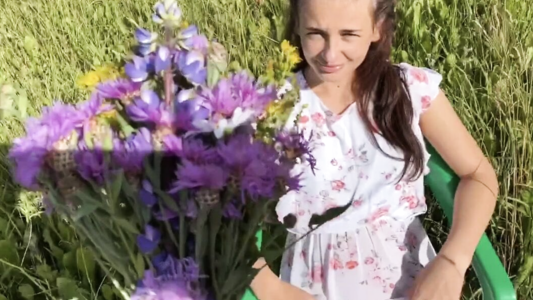 Сельский пикапер дарит девушке цветы и трахает по среди поля