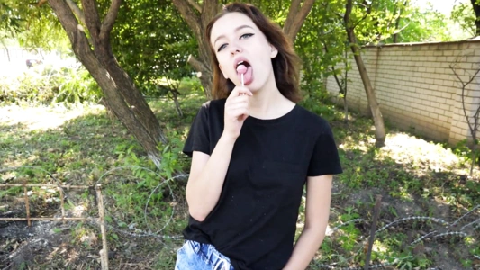 Так сексуально сосала Чупа-Чупс, что возбудила незнакомца на секс