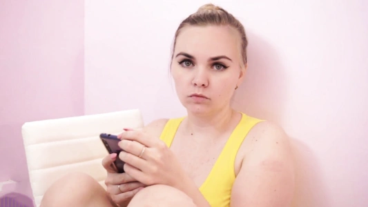 Соблазнил на секс сводную сестру, когда пролил на неё чай