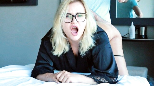 Попросила соседа помочь намазаться кремом, а он её вытрахал!