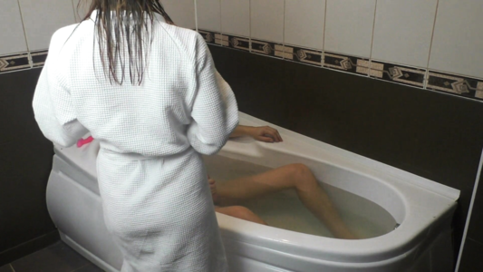 Спалила своего мужика за дрочкой в ванной и хочет, чтобы он вытрахал ее, а не руку