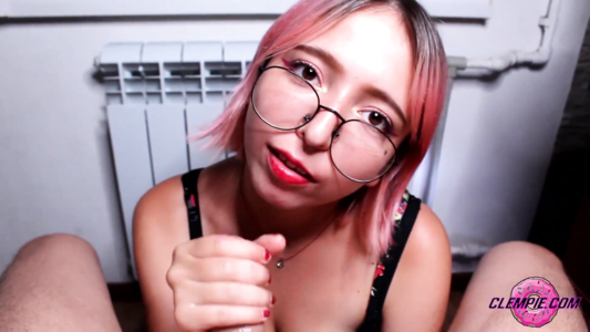 Неформалка в очках отсасывает толстую шляпу своего кореша и доводит его до оргазма!