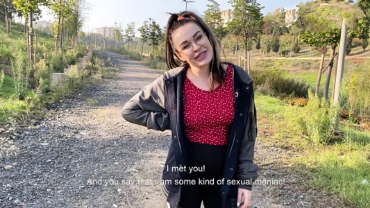 Стройная русская спортсменка оказалась не против спустить штанишки перед незнакомцем