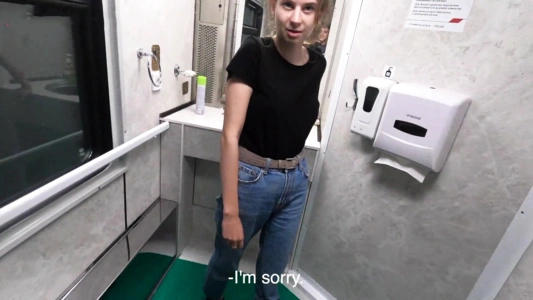 Случайно прищемил член ширинкой, пришлось просить помощи у незнакомки!