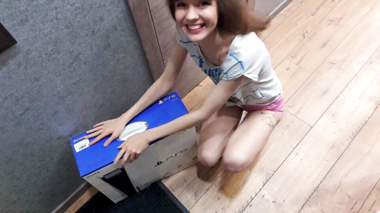 Русская студентка от радости трахнулась с курьером когда он привез новенький Playstation 5!