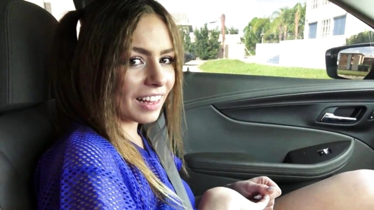 Не только подбросил до дома, но и развел на секс в машине!