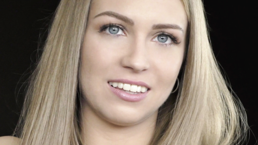 Вудман трахает симпатичную блондинку и делает ей куни у себя на порно катинге!