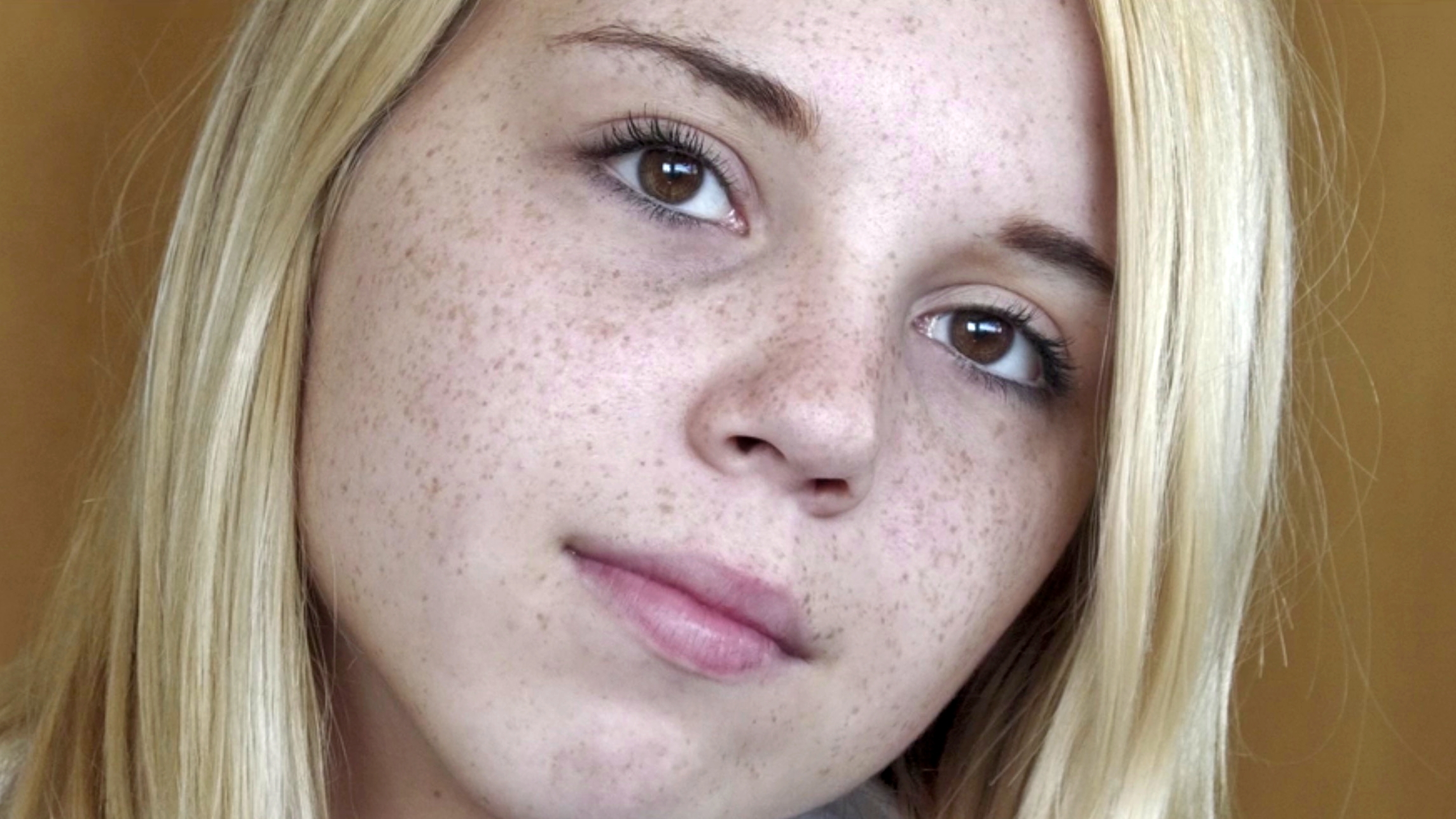 Ол сорады және ол бірнеше рет кончаларын алады.