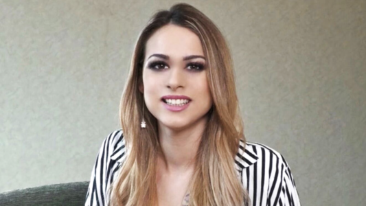 Улыбается и позирует на порно съемках у самого Пьера Вудмана!